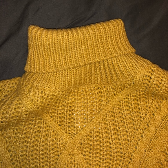 BRAND NEW YELLOW COZY TURTLENECK SWEATER - Picture 3 of 4